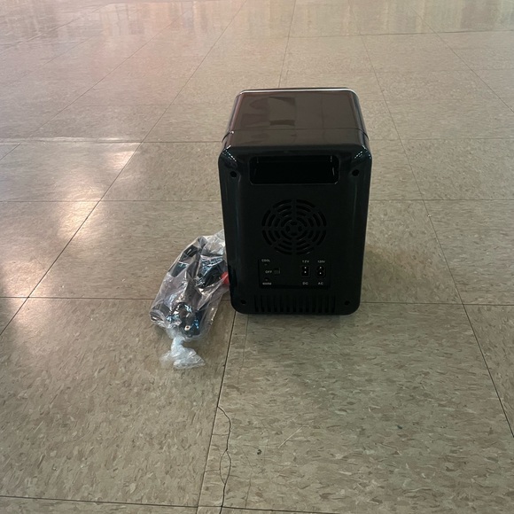 New nwt car plug in mini fridge - Picture 3 of 4